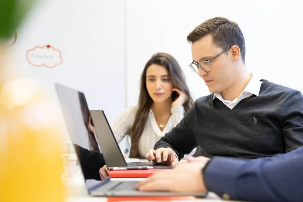 Gesundheitsprävention und Stressmanagement bei Bildschirmarbeit: Effektive Maßnahmen für Ihr Unternehmen